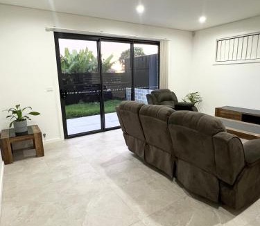Guildford House | Modern and Comfortable Queen Room - OR2