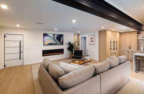 East Mesa House | Modern Beach House with Spa ~ Walk to Beach & Parks ~ Pet Friendly