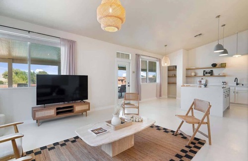 Townsite House | Modern Boho Retreat Strip View, Pool, Games 4br/3b