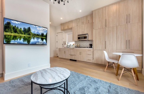 McManus Apartment | Modern bright & airy studio located in trendy Beverlywood close to Beverly Hills