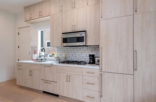 McManus Apartment | Modern bright & airy studio located in trendy Beverlywood close to Beverly Hills