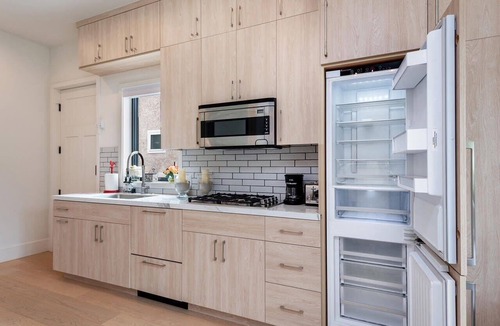 McManus Apartment | Modern bright & airy studio located in trendy Beverlywood close to Beverly Hills