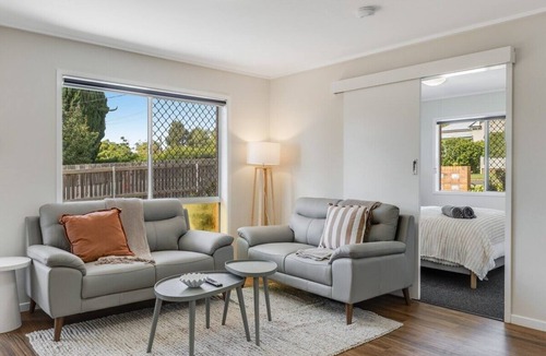 Centenary Heights Apartment | Modern Comfort in Quiet Neighbourhood!