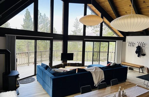 South Lake Tahoe Cabin | Modern Comfy Cabin in South Lake Tahoe w/a Hot Tub!