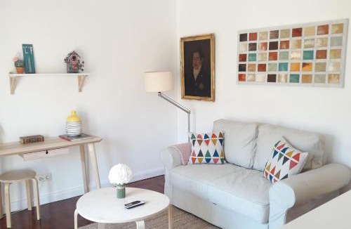 Santo Condestavel Apartment | Modern Cosy Flat with Terrace in Campo de Ourique.