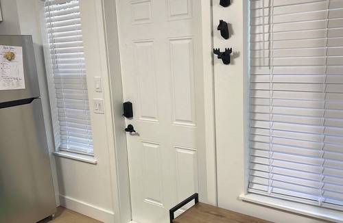 East Clayton Apartment | Modern & Cozy 2BR Guest Suite near shops & restaurants in clayton height