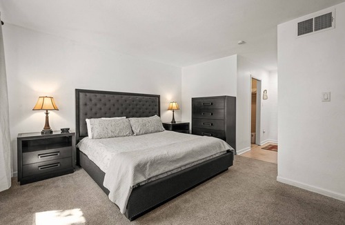 Northeast Reno Condo | Modern dog-friendly condo with WiFi, shared amenities - pool, gym