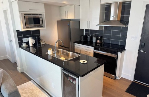 Central Apartment | Modern Downtown Vancouver 1BR w/Secure Parking