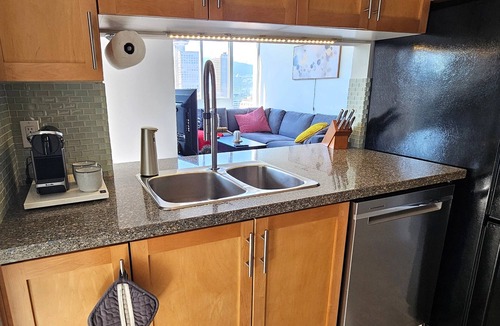 Crosstown Condo | Modern DT 2-Bed Condo, Large Balcony, Great View, Free Parking, A/C, EV charger