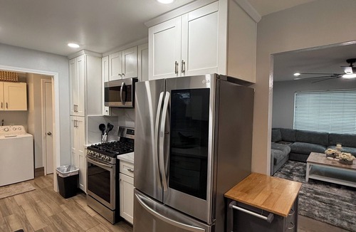 Fresno House | Modern Family Escape with Pool & outdoor kitchen