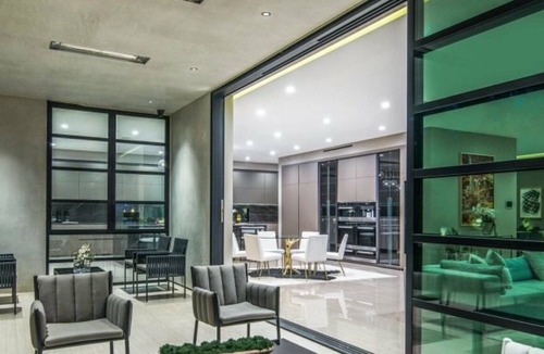 The Flats House | Modern Family Home on the Flats of Beverly Hills.