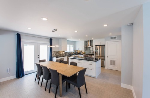 West Newport House | Modern Front Townhouse Steps Away From The Sand with AC!