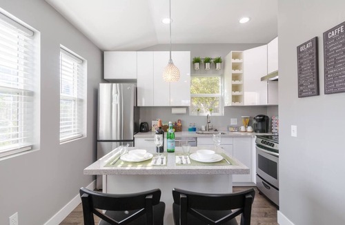 Centennial Cottage | 🌼Modern guesthouse w private patio and ♨️ hot tub