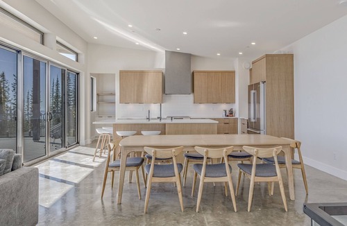 Silver Star Mountain House | Modern home with king bed, double garage, media room and amazing views