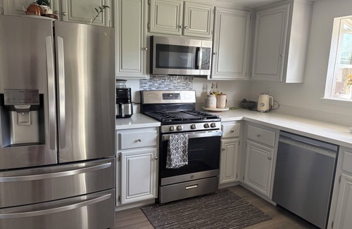 Hercules House | Modern Home in Hercules Near SF, Napa & Oakland with AC