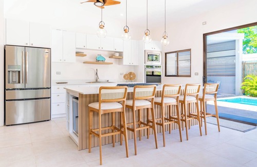 Uvita Villa | Modern Luxury - 3BR, 2.5BA, Pool, WiFi, AC, near National Park & restaurants