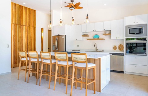 Uvita Villa | Modern Luxury - 3BR, 2.5BA, Pool, WiFi, AC, near National Park & restaurants