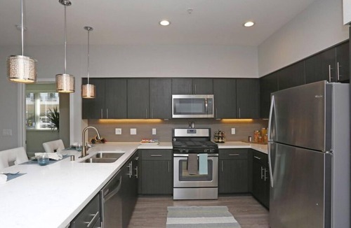 Menlo Park Condo | Modern Luxury Living in Menlo Park with Pool, Spa & Gym
