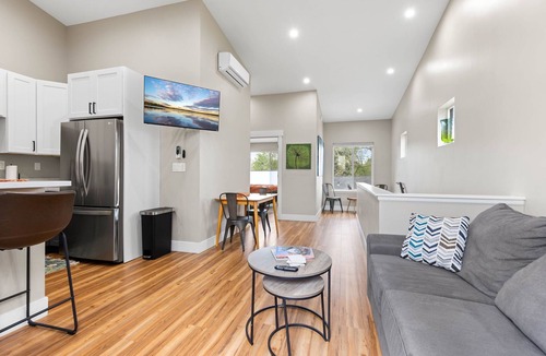 Old Southwest House | Modern Midtown Oasis: Mountain Views & Walkable Vibes