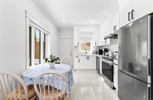 Renfrew-Collingwood House | Modern Private 3BR House Vancouver
