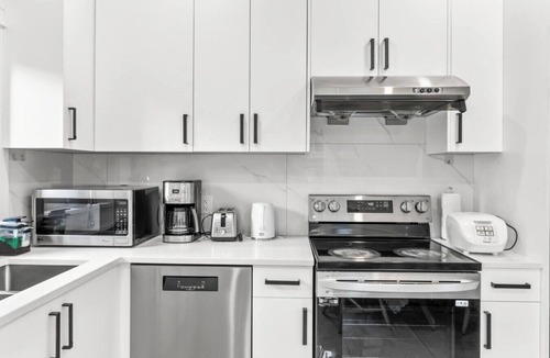 Renfrew-Collingwood House | Modern Private 3BR House Vancouver