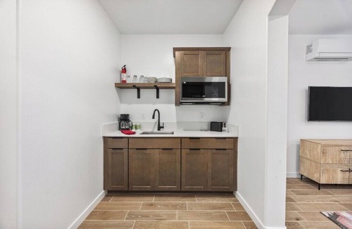 Pumpkin Center Apartment | Modern Private Guest Suite Near Downtown & Parks!