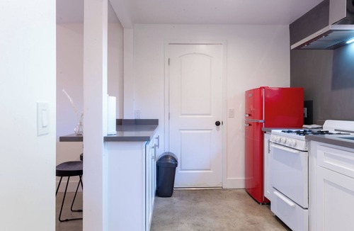 Lennox House | Modern Private Guesthouse with Parking, Yard & W/D