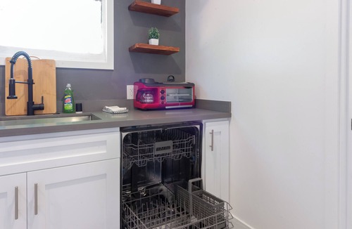 Lennox House | Modern Private Guesthouse with Parking, Yard & W/D