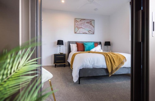 East Brisbane Apartment | Modern Retreat-style Apt, Stunning Rooftop Pool and River Views, Secure Park, Gym