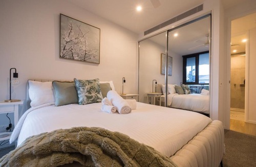 East Brisbane Apartment | Modern Retreat-style Apt, Stunning Rooftop Pool and River Views, Secure Park, Gym