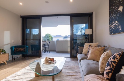 East Brisbane Apartment | Modern Retreat-style Apt, Stunning Rooftop Pool and River Views, Secure Park, Gym