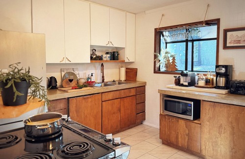 Pioneer Trail Cabin | Modern Retreat - Hot Tub, Views, 3 Decks & Swings