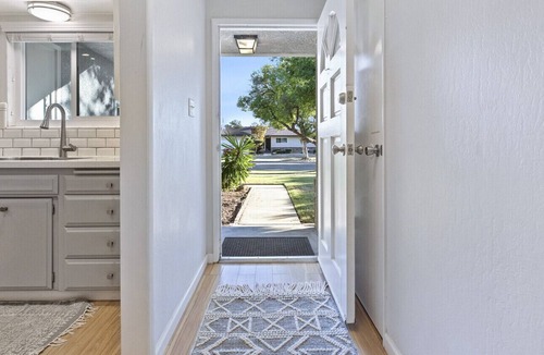 Raisin House | Modern, Sparkling Clean Home w/ 55” Roku TV, BBQ, King Suite, Garage