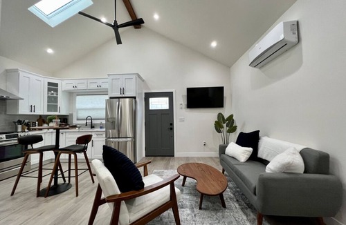 Los Angeles Apartment | Modern Studio minutes to downtown LA