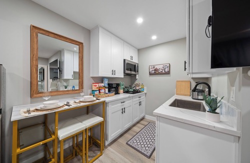 La Presa Apartment | Modern Studio w King Bed, Full Kitchen, Gated Yard
