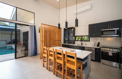 Uvita Villa | Modern VILLA PEREZOSA - walk to the beach & the National Park!