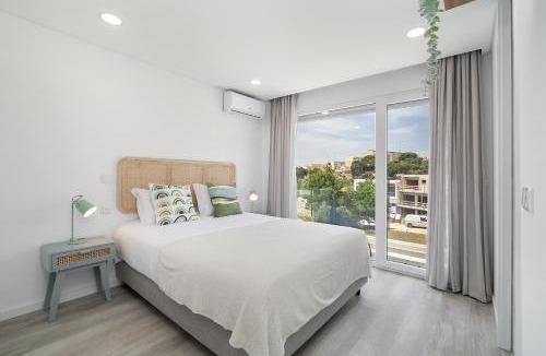 Charneca de Caparica e Sobreda Villa | Modern Villa with pool and garage by Soulplaces