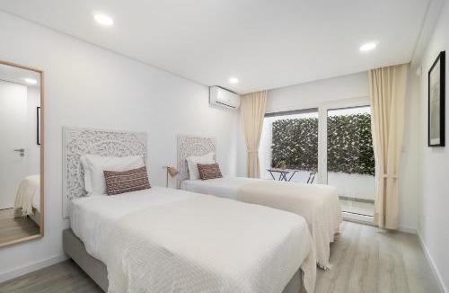 Charneca de Caparica e Sobreda Villa | Modern Villa with pool and garage by Soulplaces