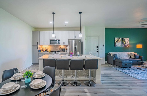 Glendale Sports and Entertainment District Apartment | Modern Westgate Condo | Pool, HotTub, Gym &Parking