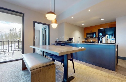 Mammoth Lakes Condo | Monache End Unit with Stunning Views & Ski Locker (NEW RENOVATION)