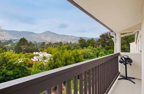 Montecito Condo | Montecito Penthouse, 2 + 2, walk to Butterfly Beach & Coast Village Road
