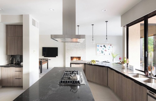 La Quinta Cottage | Moonshine by Avantstay Modern & Stylish Estate w/Bar, Fire Pit & Hot Tub 5 bd