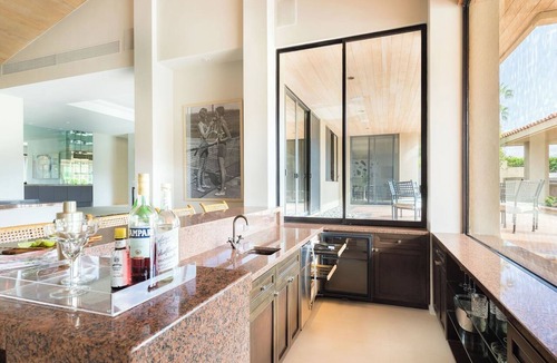 La Quinta Cottage | Moonshine by Avantstay Modern & Stylish Estate w/Bar, Fire Pit & Hot Tub 5 bd