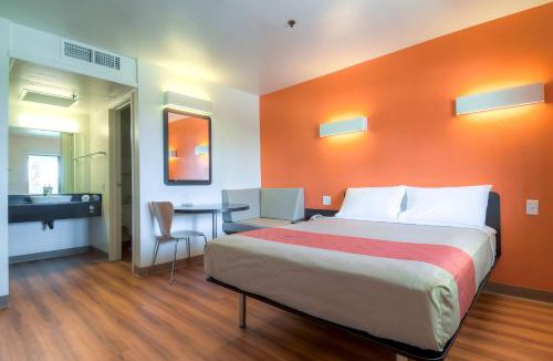 Warm Sands Hotel | Motel 6-Palm Springs, CA - Downtown