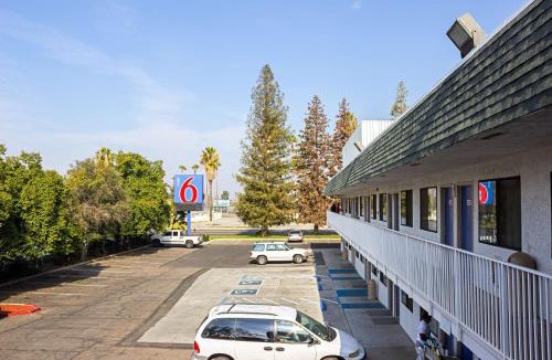 Porterville Hotel | Motel 6-Porterville, CA