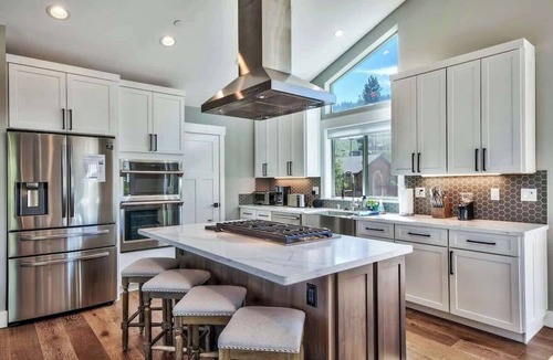 Mountain View Estates Cabin | Mountain Base Camp:Hot Tub, Air Conditioning, Pets