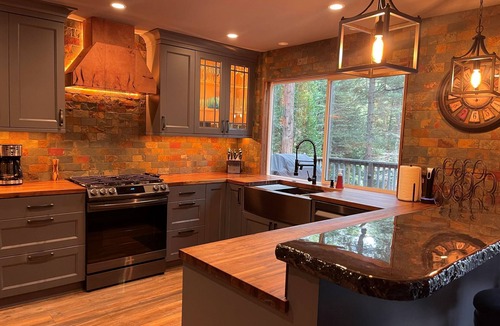 Arnold House | Mountain Retreat. Perfect for large groups. Early check-in/late checkout.
