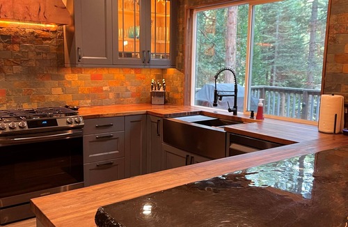 Arnold House | Mountain Retreat. Perfect for large groups. Early check-in/late checkout.