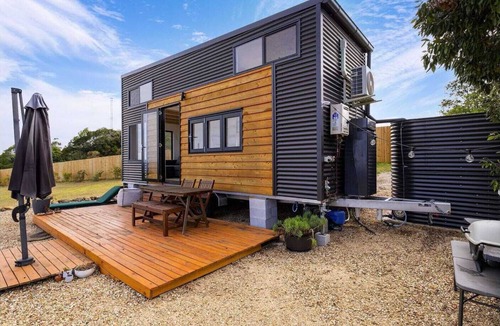 Shire of Tiaro Cottage | Mountain top tiny home - Hideaway in the country.