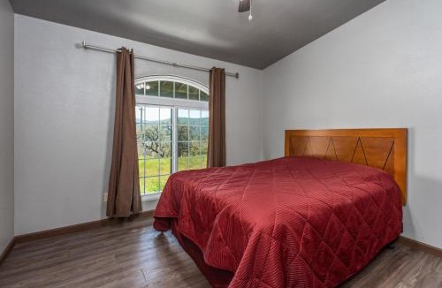 Oakhurst Cabin | Mountain Trail Lodge and Vacation Rentals